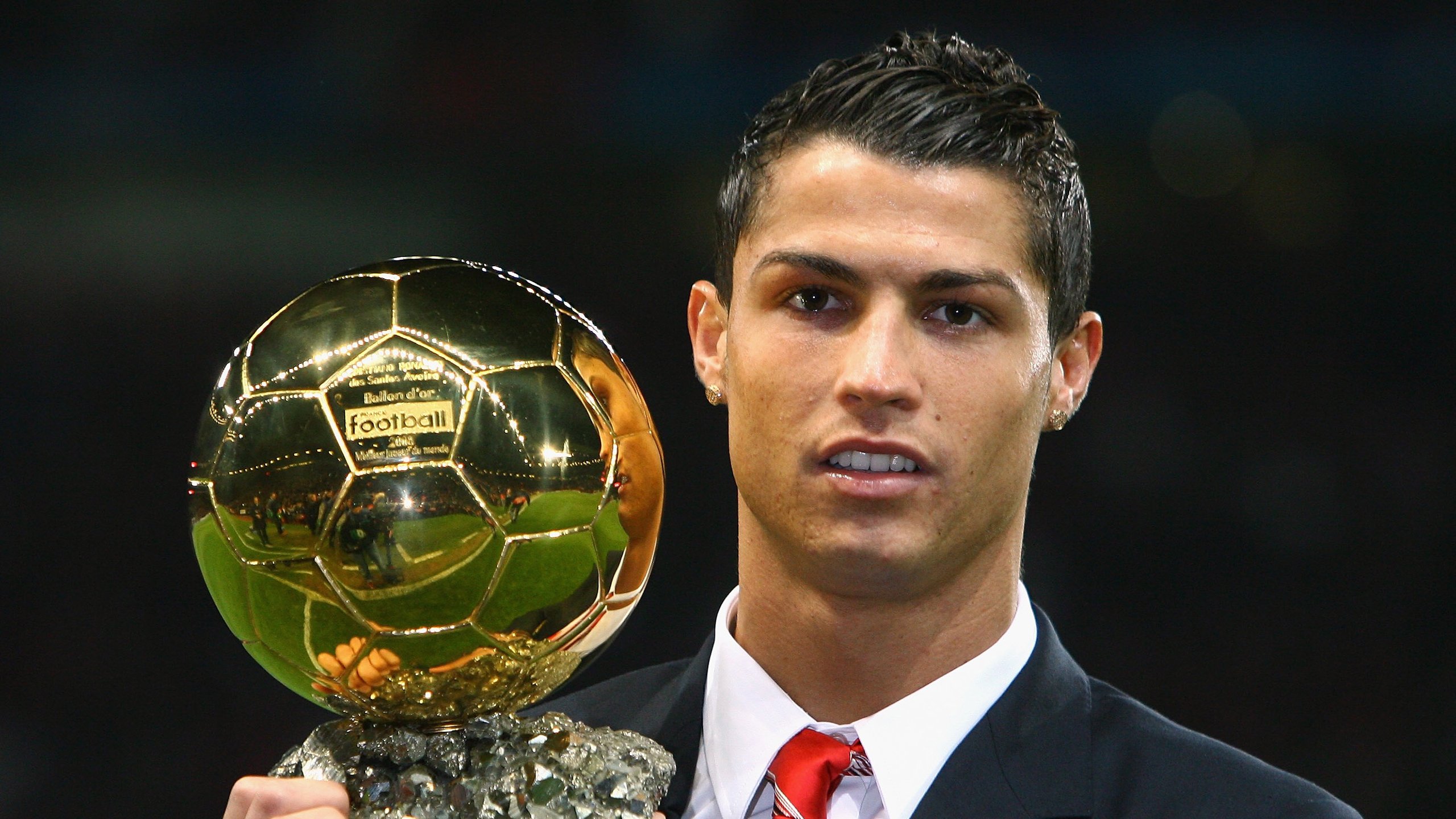 梅西第七次捧起金球奖 阿根廷巨星再创足坛历史